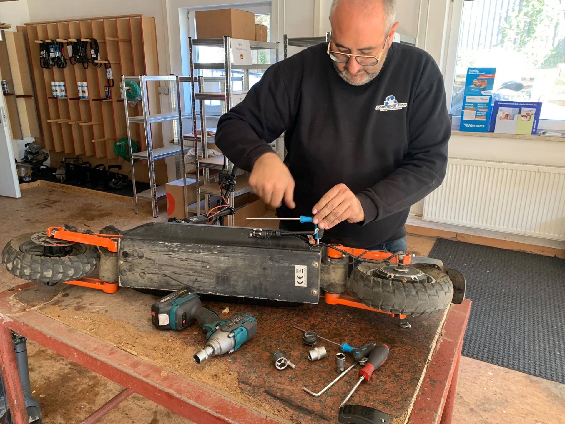 E-Scooter Reparatur am Werkbank in der Werkstatt von Alessios Rollerservice