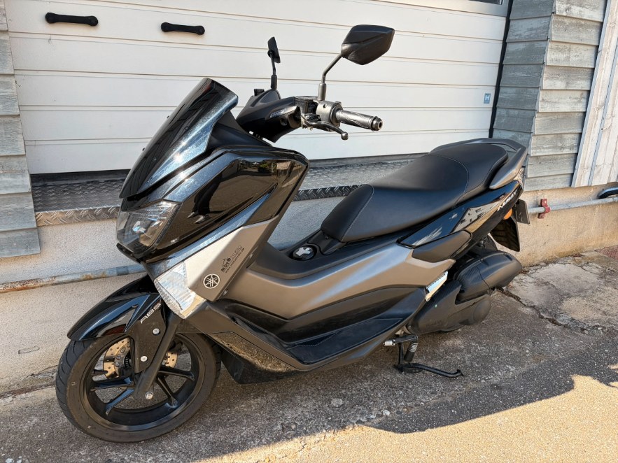 Yamaha Roller vor der Werkstatt