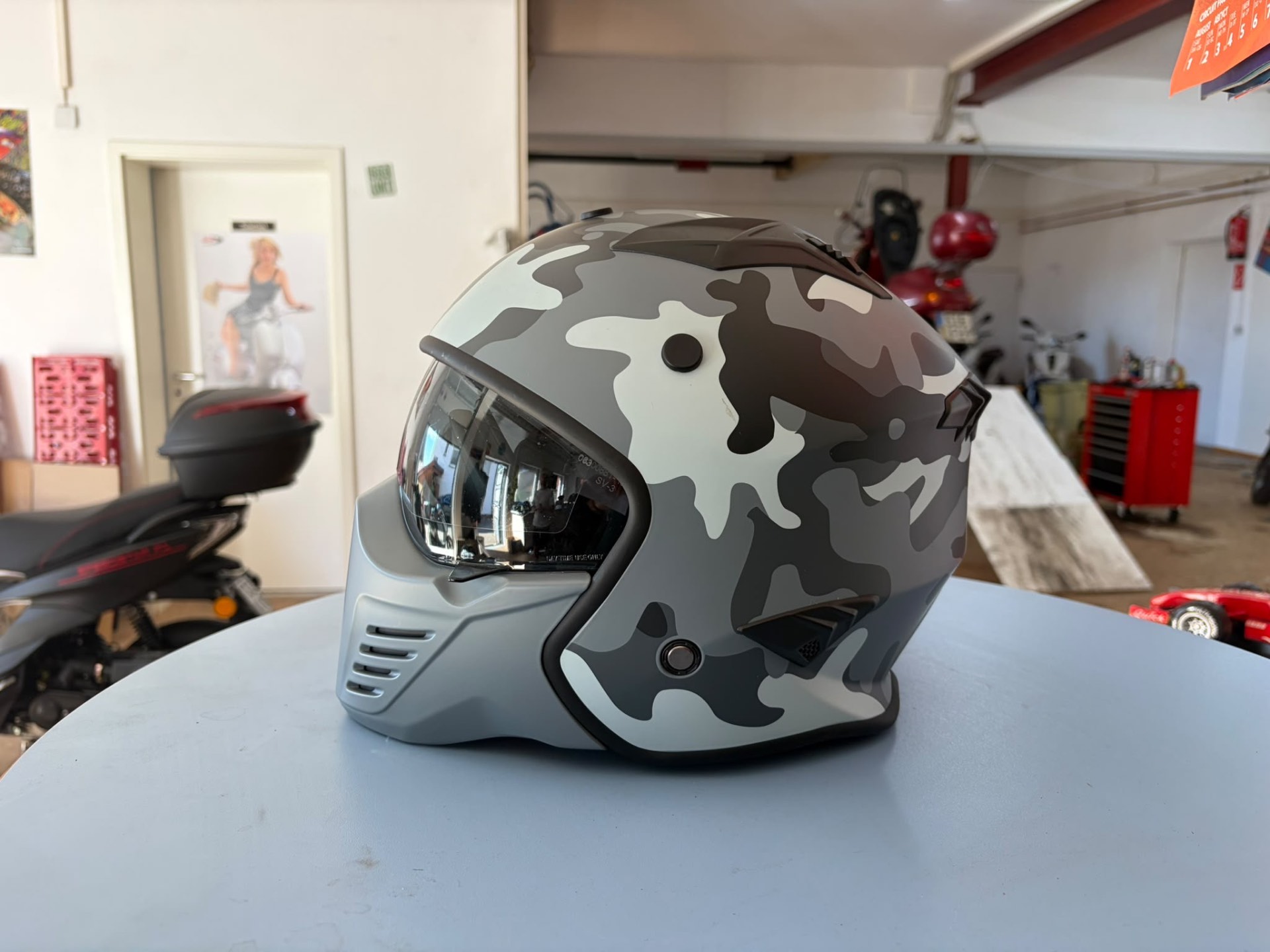 Camo-Helm mit grauem Kinnteil