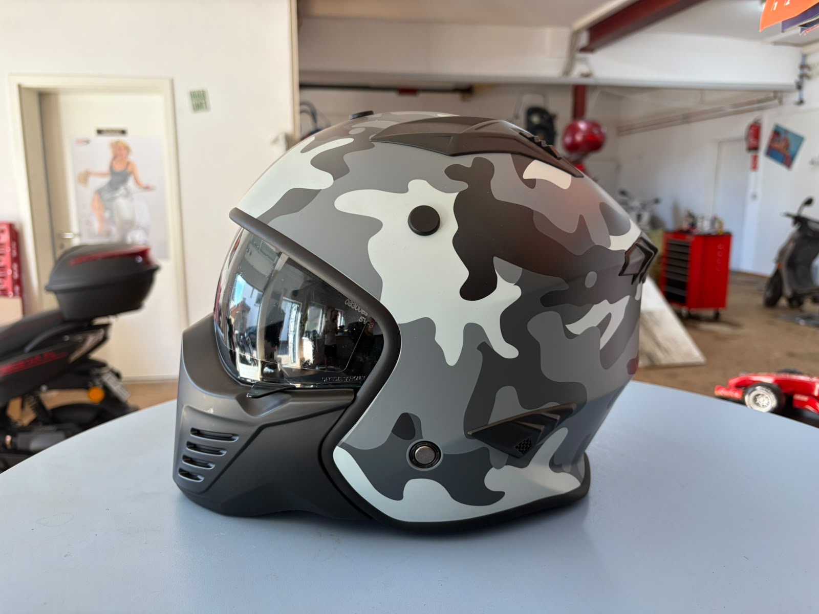 Camo-Helm mit schwarzem Kinnteil