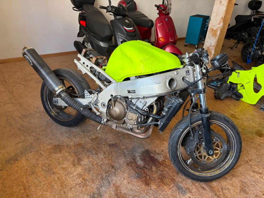 Custom-Projekt: Motorrad in Arbeit in der Werkstatt