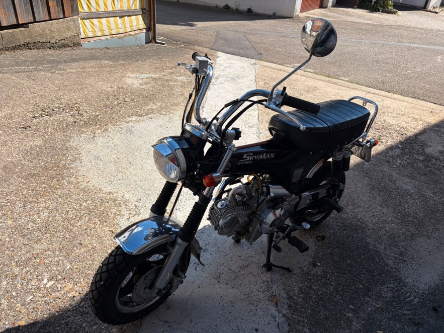Schwarzes Skymax Motorrad im Hof des Betriebs