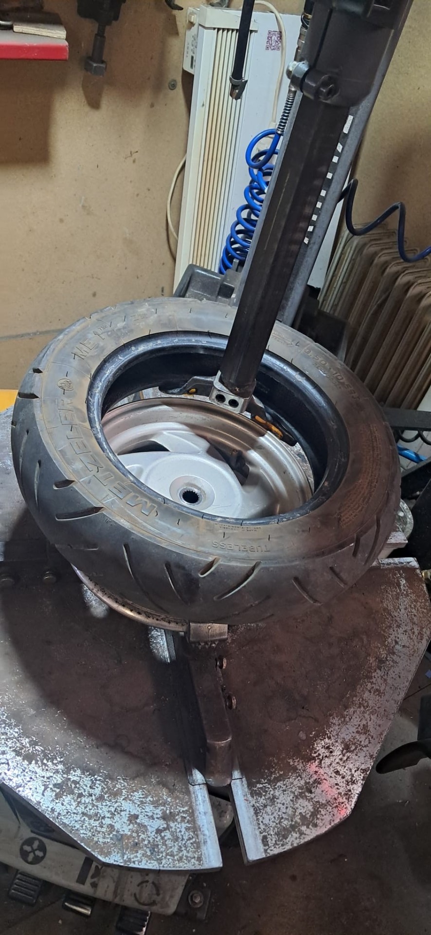 Rollerreifen auf der Reifenmontiermaschine in der Werkstatt