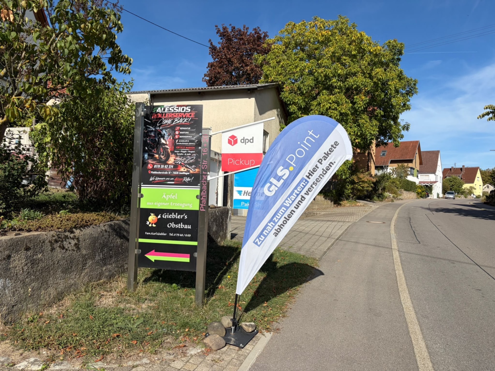 Beschilderung mit DPD Pickup, GLS Point und Hermes an der Einfahrt zum Paketshop in Zweiflingen