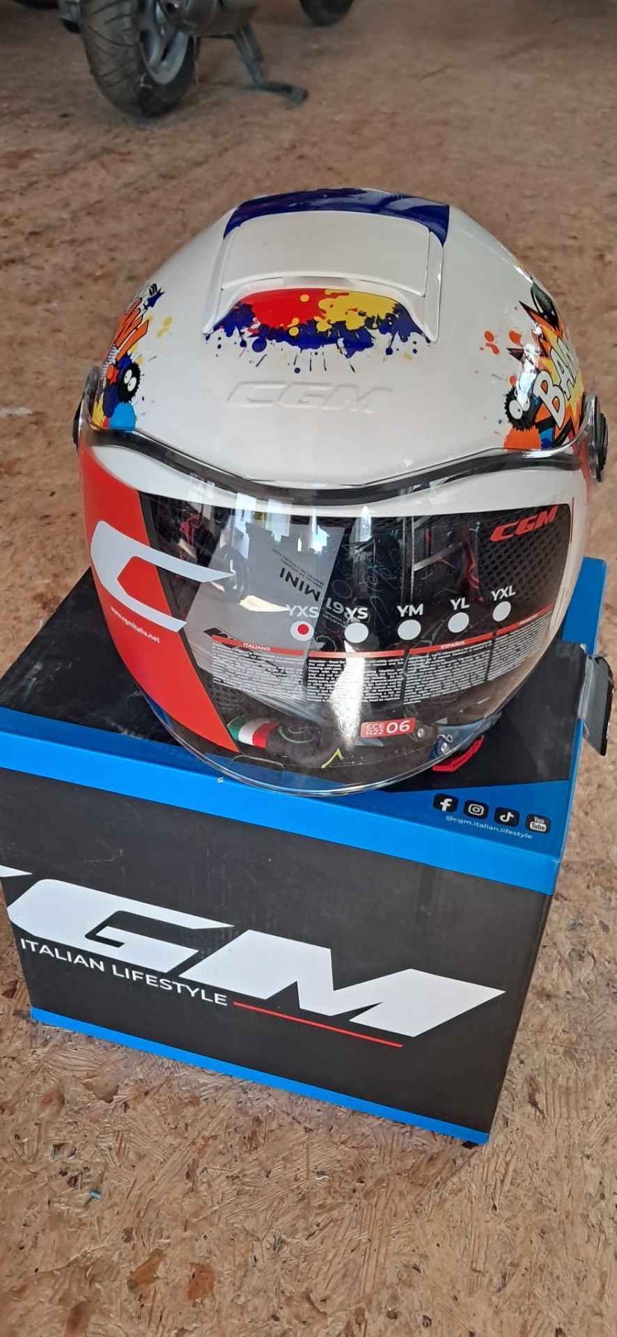 Neuer Motorradhelm aus dem Sortiment von Alessios Rollerservice