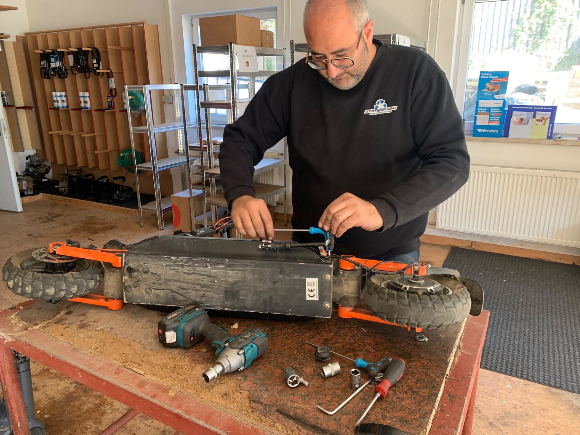 E-Scooter wird in der Werkstatt von Alessios Rollerservice repariert